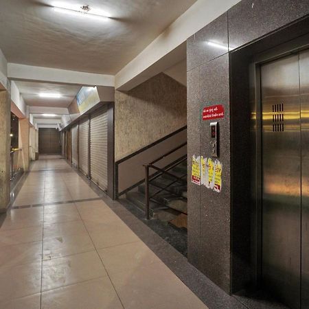 Super Oyo Townhouse 639 Hotel Citadel 2 Сурат Экстерьер фото